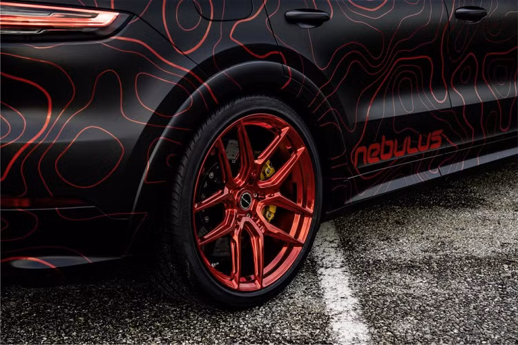 Porsche Cayenne đời mới nguyên bản có thể gia tốc từ 0-100 km/h trong 3,9 giây khi trang bị với gói trang bị tùy chọn Sport Chrono và đạt tốc độ tối đa 286 km/h. Với công suất trên 900 mã lực và những gì được tiết lộ bởi Nebulus, chiếc Cayenne độ hẳn sẽ còn nhanh hơn thế nhiều.