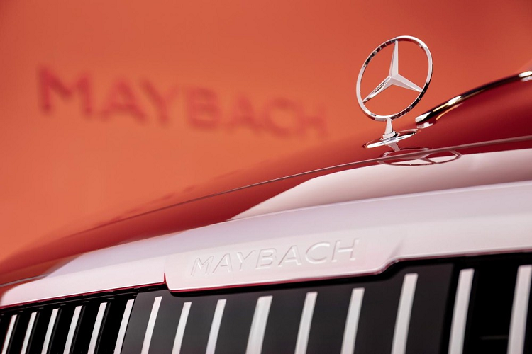 Một điểm nhấn nữa của Mercedes-Maybach S-Class 2021 chính là hệ thống treo khí nén được phát triển đặc biệt với chế độ Maybach. Chế độ này giúp xe tăng tốc nhẹ nhàng hơn và chuyển số mượt hơn để mang đến hành trình êm ái hơn so với Mercedes-Benz S-Class thông thường. Trong khi đó, hệ thống đánh lái cầu sau chủ động cho phép xe xoay xở dễ dàng và chính xác hơn với bánh sau có thể quay đến 10 độ.