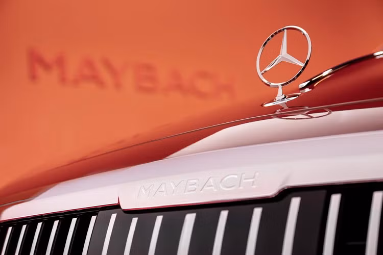 Một điểm nhấn nữa của Mercedes-Maybach S-Class 2021 chính là hệ thống treo khí nén được phát triển đặc biệt với chế độ Maybach. Chế độ này giúp xe tăng tốc nhẹ nhàng hơn và chuyển số mượt hơn để mang đến hành trình êm ái hơn so với Mercedes-Benz S-Class thông thường. Trong khi đó, hệ thống đánh lái cầu sau chủ động cho phép xe xoay xở dễ dàng và chính xác hơn với bánh sau có thể quay đến 10 độ.