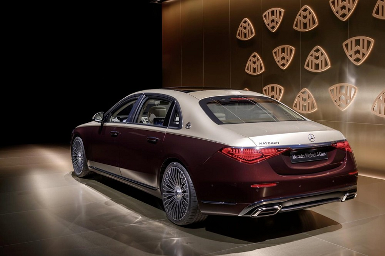 Tương tự như phiên bản cũ, Mercedes-Maybach S-Class 2021 cũng có chế độ Chauffeur tiêu chuẩn dành cho hành khách ngồi sau ghế phụ lái. Chế độ này cho phép hành khách đẩy dịch ghế phụ lái lên phía trước để tăng khoảng duỗi chân.
