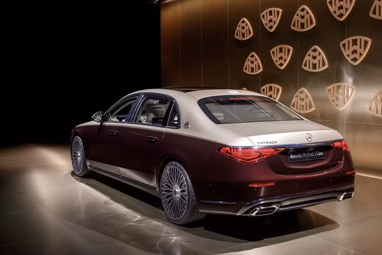 Tương tự như phiên bản cũ, Mercedes-Maybach S-Class 2021 cũng có chế độ Chauffeur tiêu chuẩn dành cho hành khách ngồi sau ghế phụ lái. Chế độ này cho phép hành khách đẩy dịch ghế phụ lái lên phía trước để tăng khoảng duỗi chân.