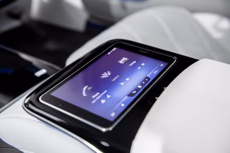 Tùy từng thị trường, Mercedes-Maybach S-Class 2021 sẽ có phiên bản S580 4Matic và S650. Trong đó, Mercedes-Maybach S580 4Matic 2021 được trang bị động cơ V8, tăng áp kép, dung tích 4.0 lít, sản sinh công suất tối đa 496 mã lực. Động cơ kết hợp với hệ thống mild hybrid 48 V giúp bổ sung 21 mã lực.