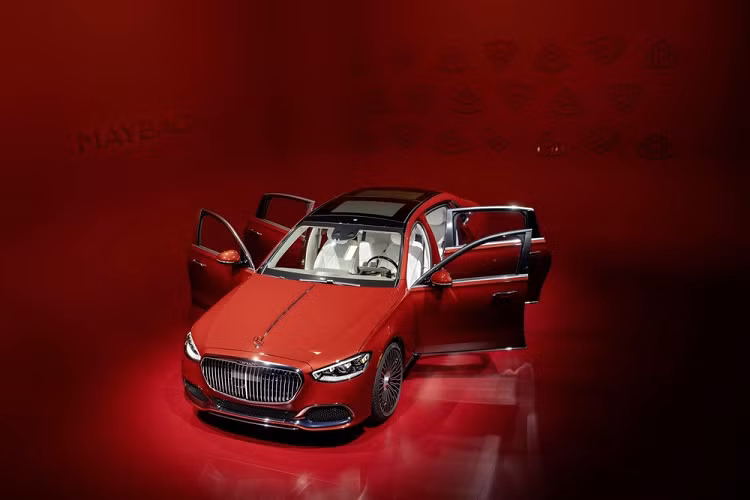 Cuối cùng là hệ thống hỗ trợ lái bán tự động cấp độ 3, nhờ đó người điều khiển có thể bỏ tay khỏi vô lăng trong những tình huống như tắc đường hay chạy trên một số cao tốc được chọn lựa. Dự kiến, xe sẽ được bán ra thị trường vào cuối năm nay. Hiện giá xe Mercedes-Maybach S-Class 2021 vẫn chưa được công bố.