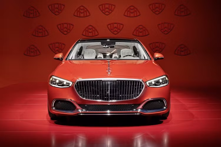 Ngoài chiều dài nhỉnh hơn, xe sang Mercedes-Maybach S-Class 2021 còn có một số đặc điểm nhận dạng bên ngoài như lưới tản nhiệt với những nan mạ crôm nằm dọc. Bên dưới lưới tản nhiệt là hốc gió đi kèm mắt lưới hình tổ ong cũng được mạ crôm sang trọng. Ngoài ra, Mercedes-Maybach S-Class 2021 còn được trang bị bộ vành hợp kim đa chấu 21 inch...