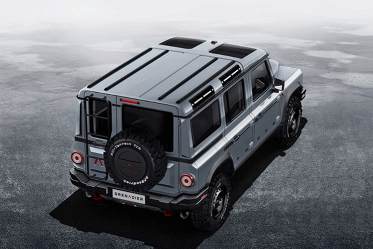 Mẫu xe Ineos nhái Defender thuộc sở hữu của tỷ phú Jim Ratcliffe, một trong những người ủng hộ nổi bật nhất của đảng Brexit. Ineos Grenadier là mẫu SUV 4 × 4 sử dụng khung gầm dạng thang (ladder chassis) mới với hệ thống treo được thiết kế bởi Magna và sử dụng động cơ có nguồn gốc từ BMW. Mẫu xe này vẫn đang trong giai đoạn thử nghiệm trước khi chính thức ra mắt.