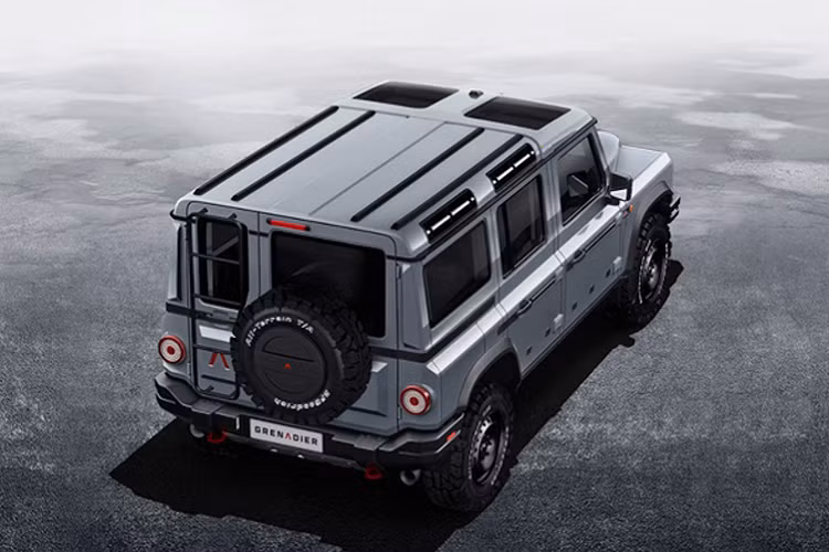 Mẫu xe Ineos nhái Defender thuộc sở hữu của tỷ phú Jim Ratcliffe, một trong những người ủng hộ nổi bật nhất của đảng Brexit. Ineos Grenadier là mẫu SUV 4 × 4 sử dụng khung gầm dạng thang (ladder chassis) mới với hệ thống treo được thiết kế bởi Magna và sử dụng động cơ có nguồn gốc từ BMW. Mẫu xe này vẫn đang trong giai đoạn thử nghiệm trước khi chính thức ra mắt.