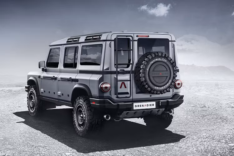 Grenadier sẽ được sản xuất tại nhà máy ở xứ Wales, Anh. INEOS cũng dự kiến thành lập một cơ sở khác ở Bồ Đào Nha để sản xuất riêng thân và khung xe. Tuy nhiên, công ty đã đình chỉ các kế hoạch đó và hiện đang đàm phán với Daimler về việc mua lại nhà máy Smart ở Hambach, Pháp.