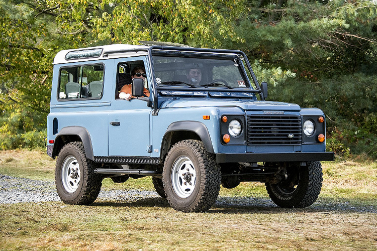 Mặc dù không chính thức thừa nhận việc sao chép, tập đoàn Ineos đã thừa nhận Land Rover Defender huyền thoại là nguồn cảm hứng cho mẫu xe Grenadier của mình. Theo Bloomberg, thẩm phán ủng hộ ý kiến của UK IPO, đó là mặc dù sự khác biệt trong thiết kế có thể có ý nghĩa với một số chuyên gia, nhưng đối với bình quân người tiêu dùng, điều này không quan trọng.