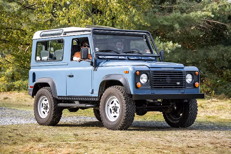 Mặc dù không chính thức thừa nhận việc sao chép, tập đoàn Ineos đã thừa nhận Land Rover Defender huyền thoại là nguồn cảm hứng cho mẫu xe Grenadier của mình. Theo Bloomberg, thẩm phán ủng hộ ý kiến của UK IPO, đó là mặc dù sự khác biệt trong thiết kế có thể có ý nghĩa với một số chuyên gia, nhưng đối với bình quân người tiêu dùng, điều này không quan trọng.