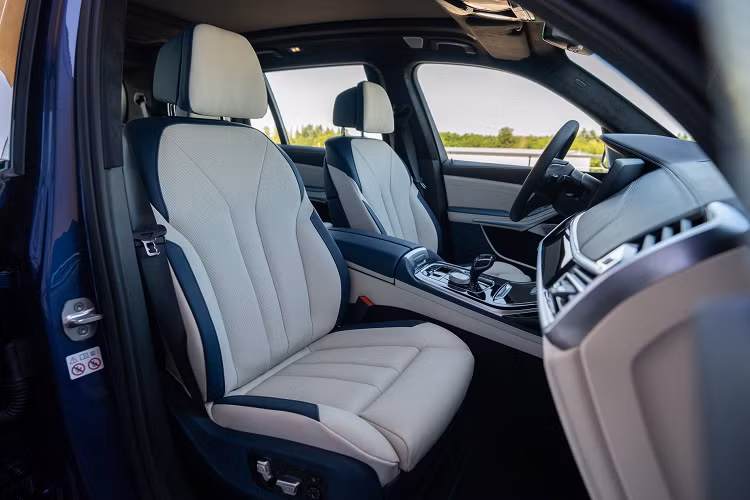 Khoang nội thất của Alpina XB7 khá rộng rãi và toát lên vẻ sang trọng. Các ghế ngồi được bọc da Merino, vô-lăng 3 chấu phủ chất liệu da Lavalina cần số làm từ pha lê phát sáng và nhiều vị trí nội thất xuất hiện logo Alpina và tên xe XB7.