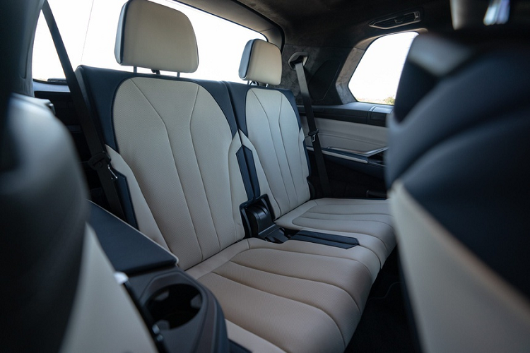 Tại Mỹ, giá xe Alpina XB7 có giá khoảng 142.000 USD, tương đương 3,3 tỷ đồng, đắt hơn model BMW X7 M50i khoảng 41.700 USD.