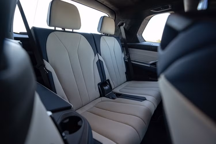 Tại Mỹ, giá xe Alpina XB7 có giá khoảng 142.000 USD, tương đương 3,3 tỷ đồng, đắt hơn model BMW X7 M50i khoảng 41.700 USD.