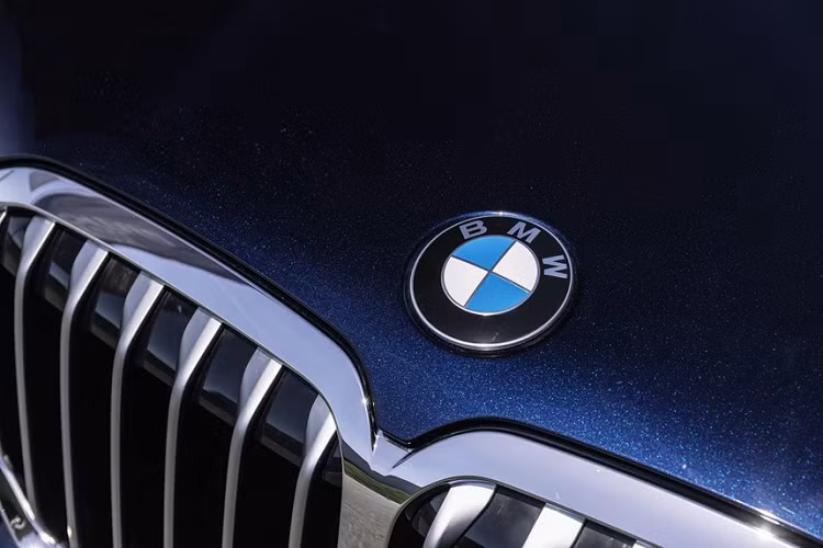 Thiết kế của cản trước/sau và bên thân xe được hãng độ thay đổi đôi chút, mang đến vẻ ngoài hầm hố và thể thao. Tên nhà sản xuất Alpina và tên xe XB7 được dập nổi phía trên 2 cụm đèn hậu LED.