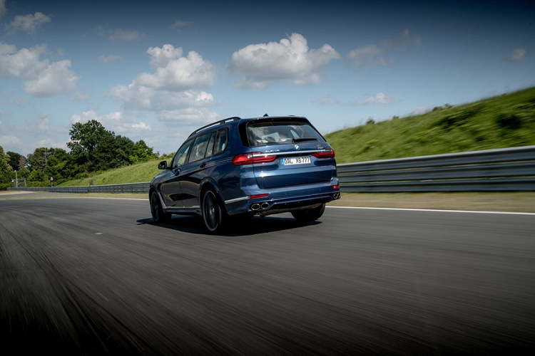 Phát triển dựa trên phiên bản BMW X7 xDrive50i, ngoại hình Alpina XB7 được nâng cấp thêm các chi tiết tạo nét cao cấp và sang trọng. Nổi bật hơn cả là tùy chọn bộ mâm hợp kim đa chấu kích thước lên đến 23 inch và cụm 4 ống xả phía sau.