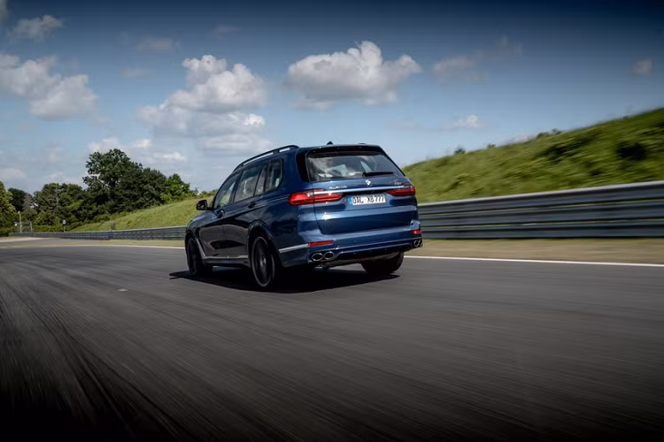 Phát triển dựa trên phiên bản BMW X7 xDrive50i, ngoại hình Alpina XB7 được nâng cấp thêm các chi tiết tạo nét cao cấp và sang trọng. Nổi bật hơn cả là tùy chọn bộ mâm hợp kim đa chấu kích thước lên đến 23 inch và cụm 4 ống xả phía sau.