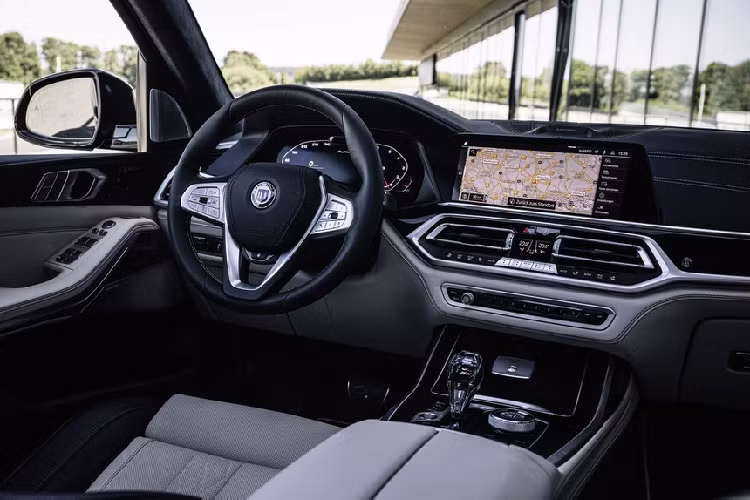 Hàng ghế giữa chuyển sang 2 ghế riêng biệt nên xe chỉ có 6 chỗ ngồi, đi kèm đó là hàng loạt tiện nghi như điều hòa tự động, cửa sổ trời toàn cảnh, ghế ngồi tích hợp sưởi, hệ thống thông tin giải trí iDrive 7.0...