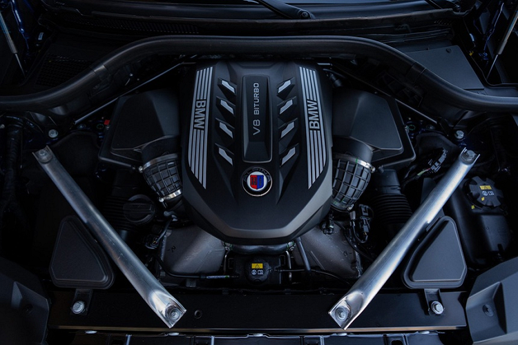 Hệ thống chiếu sáng của xe là loại BMW LaserLight hiện đại với khả năng chiếu xa 600 m và tự động thay đổi luồng ánh sáng theo điều kiện di chuyển.