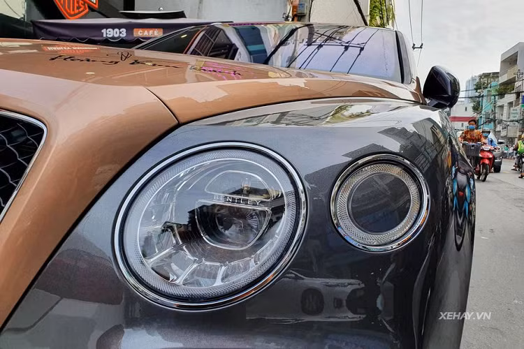 Đúng như tên gọi, điểm khác biệt chủ yếu trên Bentley Bentayga V8 và Bentley Bentayga W12 chính nằm ở dưới nắp ca-pô. Cụ thể, siêu phẩm Bentayga V8 sử dụng khối động cơ V8 tăng áp kép 4.0L để cho ra công suất tối đa 542 mã lực và mô-men xoắn cực đại 770 Nm. Từ đó, Bentley Bentayga V8 có thể tăng tốc từ 0 - 100 km/h chỉ với 4,5 giây trước khi đạt vận tốc tối đa 289 km/h.