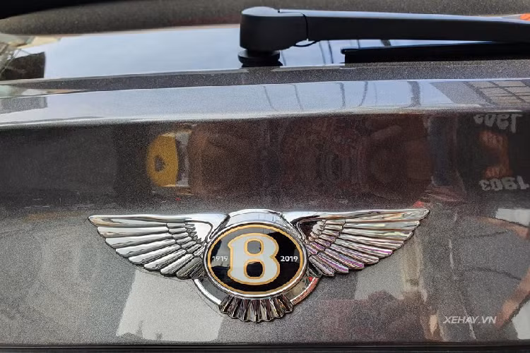 Một lợi thế khác của SUV siêu sang Bentley Bentayga khi mang động cơ V8 sẽ được hưởng thuế tốt hơn so với phiên bản W12. Hiện chưa rõ mức giá xe Bentley Bentayga V8 đầu tiên có mặt tại Việt Nam, chỉ biết rằng, Bentley Bentayga W12 chính hãng trước đó được bán với giá từ 20 tỷ đồng.