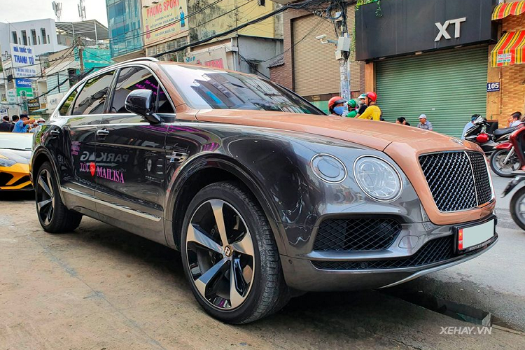Về thiết kế tổng thể, Bentley Bentayga V8 sẽ không có sự khác biệt nào đáng kể khi so với các phiên bản dùng động cơ W12 đang có mặt tại Việt Nam. Điểm phân biệt giữa hai phiên bản này chỉ là chi tiết cụm 4 ống xả của bản V8 được thiết kế dẹt hình ovan lạ mắt. Ngoài ra, siêu phẩm Bentayga V8 cũng nhẹ hơn phiên bản W12 tới 45 kg.