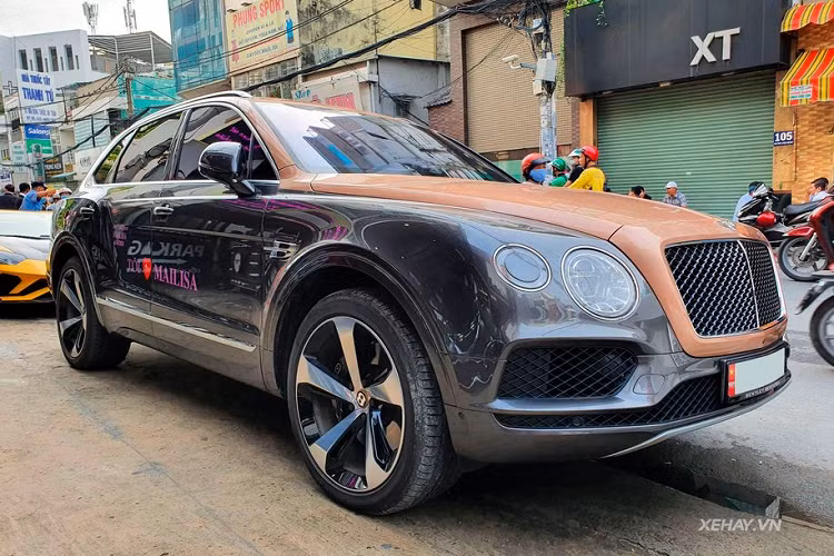 Về thiết kế tổng thể, Bentley Bentayga V8 sẽ không có sự khác biệt nào đáng kể khi so với các phiên bản dùng động cơ W12 đang có mặt tại Việt Nam. Điểm phân biệt giữa hai phiên bản này chỉ là chi tiết cụm 4 ống xả của bản V8 được thiết kế dẹt hình ovan lạ mắt. Ngoài ra, siêu phẩm Bentayga V8 cũng nhẹ hơn phiên bản W12 tới 45 kg.