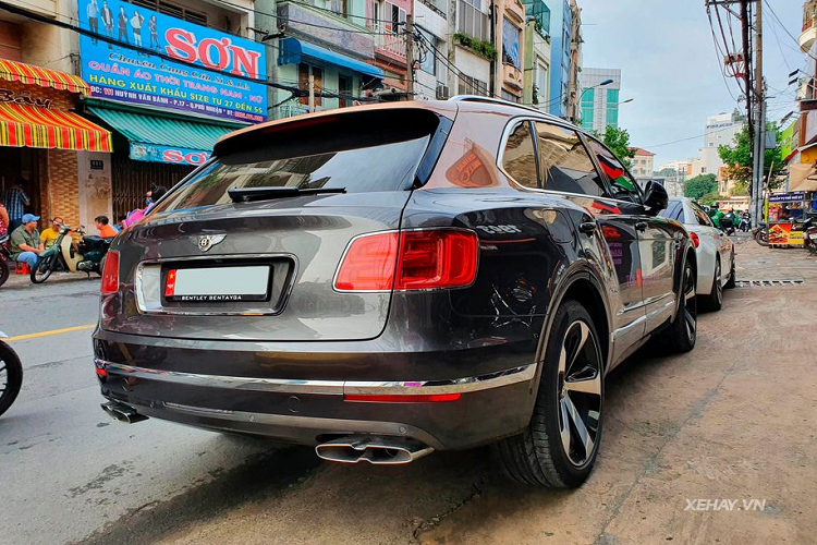 Vì là một phiên bản đặc biệt để chào mừng 100 năm thành lập hãng xe siêu sang Anh Quốc - Bentley nên Bentayga V8 sở hữu các chi tiết kẻ viền vàng như chìa khoá, logo và ký hiệu 1919 - 2019 để phân biệt với các phiên bản tiêu chuẩn.