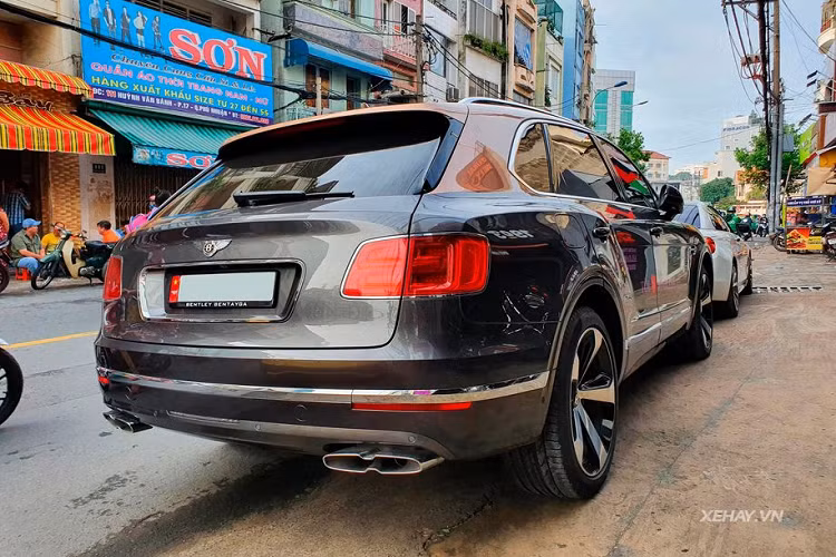 Vì là một phiên bản đặc biệt để chào mừng 100 năm thành lập hãng xe siêu sang Anh Quốc - Bentley nên Bentayga V8 sở hữu các chi tiết kẻ viền vàng như chìa khoá, logo và ký hiệu 1919 - 2019 để phân biệt với các phiên bản tiêu chuẩn.