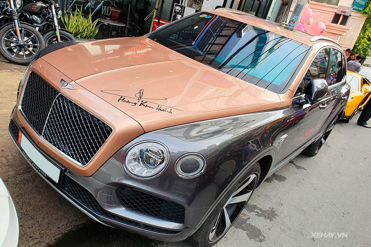 Ở ngoại thất, siêu phẩm Bentley Bentayga V8 này mang trong mình "bộ cánh" màu Rose Gold Over Magnetic với sự kết hợp của 2 tông màu xám Magnetic và vàng Rose Gold cực kỳ độc đáo. Một điểm rất thú vị là màu sơn của Bentley Bentayga V8 gần như giống hệt so với màu sơn của chiếc xe siêu sang Bentley Mulsanne EWB cũng thuộc sở hữu của đại gia này.