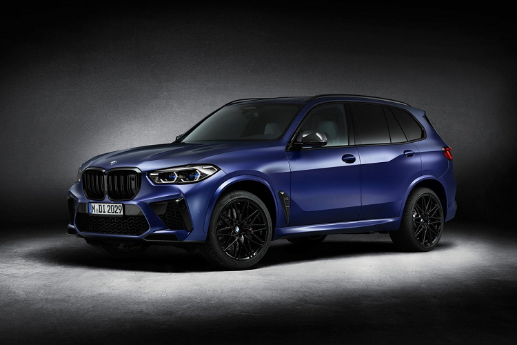 Biến thể First Edition của BMW X5 và X6 có ngoại hình và nội thất được làm mới ấn tượng hơn phiên bản M Competition ra mắt cách đây một năm. Điểm đặc biệt đầu tiên là 2 màu sơn độc quyền xám Frozen Dark Silver và xanh Frozen Marina Bay Blue. BMW trang bị cho 2 mẫu SUV hiệu năng cao bộ la-zăng đa chấu màu đen Jet Black, cỡ mâm trước sau lần lượt là 21 inch và 22 inch.