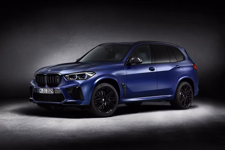 Biến thể First Edition của BMW X5 và X6 có ngoại hình và nội thất được làm mới ấn tượng hơn phiên bản M Competition ra mắt cách đây một năm. Điểm đặc biệt đầu tiên là 2 màu sơn độc quyền xám Frozen Dark Silver và xanh Frozen Marina Bay Blue. BMW trang bị cho 2 mẫu SUV hiệu năng cao bộ la-zăng đa chấu màu đen Jet Black, cỡ mâm trước sau lần lượt là 21 inch và 22 inch.