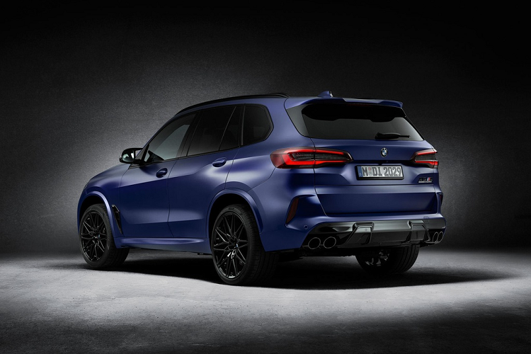 Các chi tiết như lưới tản nhiệt, ốp cản trước, ốp hốc thoát gió bánh xe, cột B, baga nóc, cản sau và bộ khuếch tán gầm đều được sơn màu đen, giúp 2 mẫu SUV trông mạnh mẽ và hầm hố hơn. Bên cạnh đó, ốp gương chiếu hậu và cánh lướt gió phía sau của BMW X6 M Competition First Edition làm từ sợi carbon.