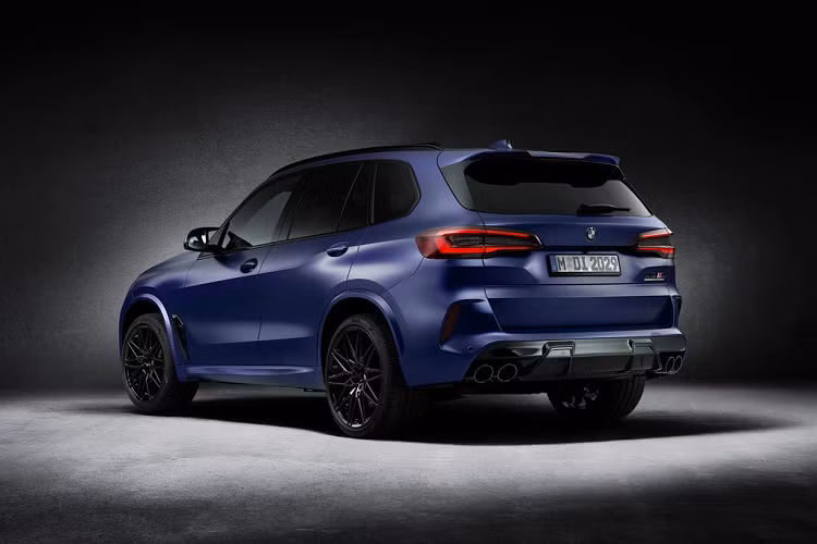 Các chi tiết như lưới tản nhiệt, ốp cản trước, ốp hốc thoát gió bánh xe, cột B, baga nóc, cản sau và bộ khuếch tán gầm đều được sơn màu đen, giúp 2 mẫu SUV trông mạnh mẽ và hầm hố hơn. Bên cạnh đó, ốp gương chiếu hậu và cánh lướt gió phía sau của BMW X6 M Competition First Edition làm từ sợi carbon.