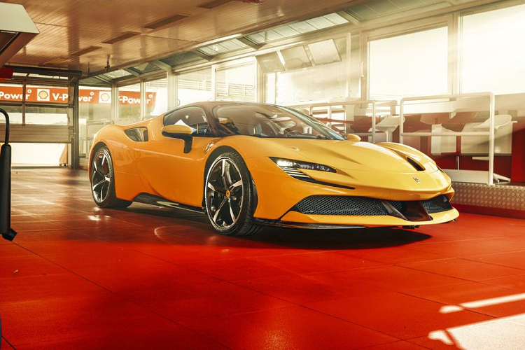 Mới đây, trên trang facebook cá nhân, đại gia siêu xe Sài Gòn làm việc trong ngành thẩm mỹ - Hoàng Kim Khánh, người vốn nổi tiếng với bộ sưu tập siêu xe đỉnh cao tại Việt Nam đã đăng dòng trạng thái úp mở về việc anh chuẩn bị tậu thêm siêu xe Ferrari SF90 Stradale đình đám. Được biết, xe được đặt mua tại một đại lý chính hãng ở Mỹ.