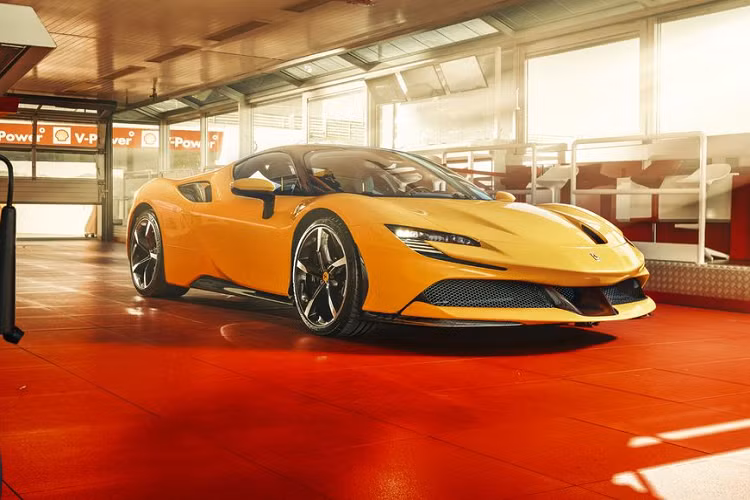 Mới đây, trên trang facebook cá nhân, đại gia siêu xe Sài Gòn làm việc trong ngành thẩm mỹ - Hoàng Kim Khánh, người vốn nổi tiếng với bộ sưu tập siêu xe đỉnh cao tại Việt Nam đã đăng dòng trạng thái úp mở về việc anh chuẩn bị tậu thêm siêu xe Ferrari SF90 Stradale đình đám. Được biết, xe được đặt mua tại một đại lý chính hãng ở Mỹ.