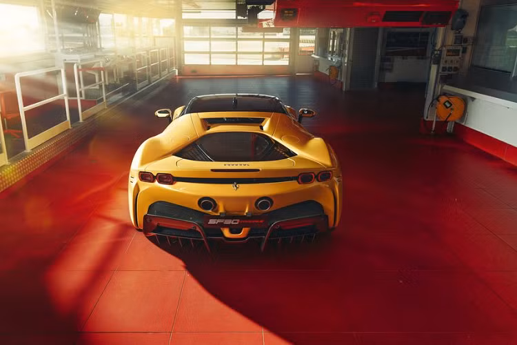 Về ngoại thất, Ferrari SF90 Stradale xứng đáng là một siêu phẩm đương đại. Sở hữu ngoại hình nổi bật và bắt mắt với những đường nét thiết kế mềm mại pha trộn nét hiện đại, tinh tế, Ferrari SF90 Stradale tạo sự riêng biệt và không thể bị nhầm lẫn với những "người anh em" khác trong gia đình Ferrari. Phần đầu xe, nổi bật hơn cả với bộ đèn chiếu sáng dạng dẹt, full-led với công nghệ ma trận hiện đại, nắp ca-pô uốn cong cùng màu sơn tương phản.