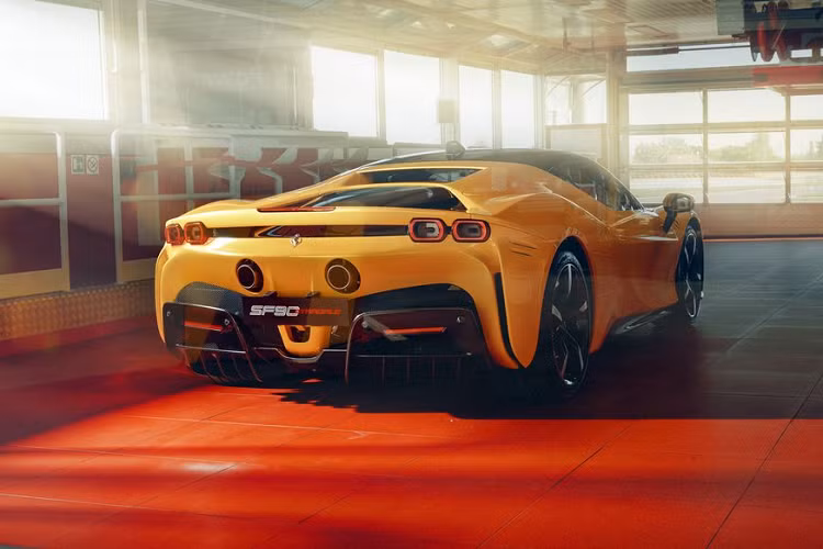 So với đầu xe, phần đuôi của Ferrari SF90 Stradale cũng không kém phần thể thao với cặp ống xả kép hình tròn đặt ngay phía giữa đuôi xe. Cụm đèn hậu dạng LED hình chữ nhật lạ mắt, khác hẳn so với kiểu tròn của các mẫu xe như 488 GTB... Carbon là vậy liệu được sử dụng xuyên suốt trong quá trình chế tạo siêu phẩm nước Ý.