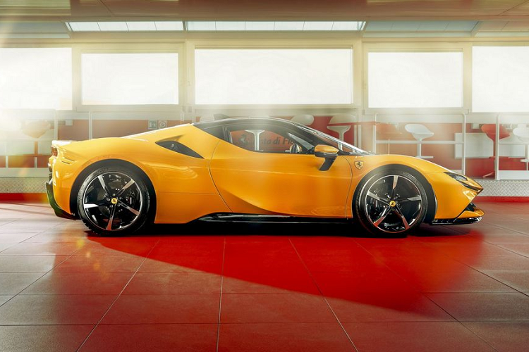 Do đó, khoảng thời gian để siêu phẩm này đặt chân về nước sẽ khá nhanh chóng. Nếu mọi chuyện thuận lợi, doanh nhân Hoàng Kim Khánh sẽ tiếp tục là người sở hữu một trong những siêu phẩm thuộc hàng độc nhất tại Việt Nam. Theo chia sẻ của doanh nhân này, chiếc Ferrari SF90 Stradale mới của anh sẽ có ngoại thất màu vàng Giallo Modena nổi bật