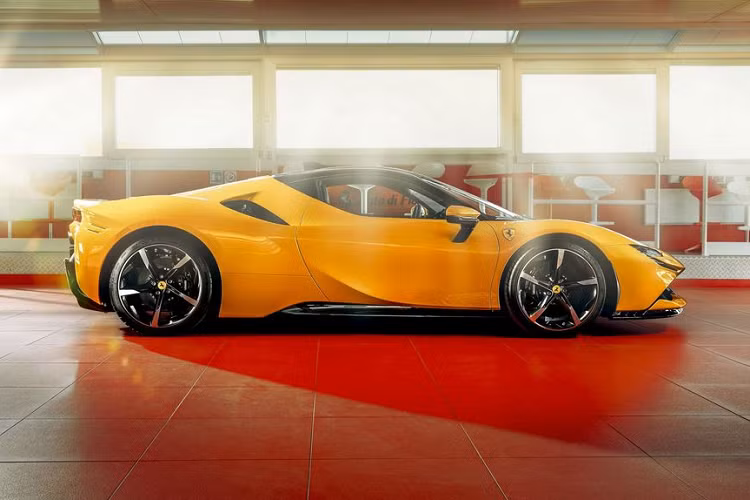 Do đó, khoảng thời gian để siêu phẩm này đặt chân về nước sẽ khá nhanh chóng. Nếu mọi chuyện thuận lợi, doanh nhân Hoàng Kim Khánh sẽ tiếp tục là người sở hữu một trong những siêu phẩm thuộc hàng độc nhất tại Việt Nam. Theo chia sẻ của doanh nhân này, chiếc Ferrari SF90 Stradale mới của anh sẽ có ngoại thất màu vàng Giallo Modena nổi bật