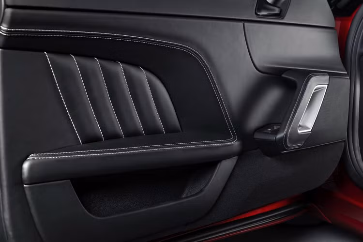 Cung cấp sức mạnh cho phiên bản Evora chạy phố này vẫn là khối động cơ V6 dung tích 3,5 lít với bộ siêu nạp. Khối động cơ này có khả năng tạo ra công suất cực đại ở mức 410 mã lực và mô-men xoắn cực đại 420 Nm. Sức mạnh này được truyền đến bánh sau thông qua hộp số sàn 6 cấp hoặc hộp số tự động 6 cấp, nhờ đó xe có khả năng tăng tốc lên 100 km/h từ vị trí đứng yên trong chỉ 4 giây trước khi đạt tốc độ tối đa lên đến 305 km/h.