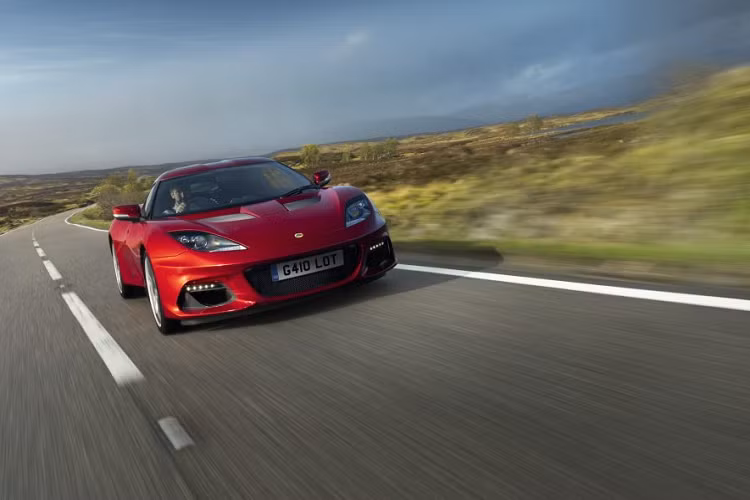 Ngoài ra, nhiều trang bị phổ thông khác trên xe thể thao Lotus Evora GT410 mới như hệ thống điều hòa, kiểm soát hành trình, cảm biến đỗ xe, hệ thống thông tin giải trí tích hợp kết nối Apple Car Play, hệ thống âm thanh DAB cũng được trang bị. Lotus cũng cải thiện khả năng cách âm cửa xe nhằm tạo không gian yên tĩnh hơn bên trong khoang lái.