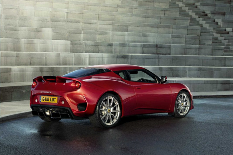 Bên ngoài, ngoại thất của xe được phân biệt với bản Evora GT410 Sport bằng những chi tiết thân như nóc xe, cốp sau, ốp hông cùng đầu xe được sơn đồng màu thân xe. Lotus trang bị cho Evora GT410 bộ mâm kích thước 19 inch ở trục trước và 20 inch ở trục sau, đi cùng lốp Michelin Pilot Sport 4S. Hệ thống giảm chấn cũng được hiệu chỉnh lại nhằm phù hợp hơn với khả năng đi phố, tuy nhiên vẫn giữ lại những đặc trưng về tính linh hoạt của dòng xe.