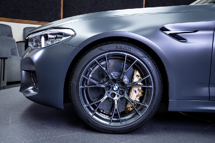 Ngoài lớp sơn mờ đầy nam tính, các điểm nhấn của M5 còn xuất hiện trên bộ vành M hợp kim nhẹ, kích thước 20-inch mang màu Xám Graphite, các kẹp phanh màu vàng đồng và tấm trần từ sợi carbon.