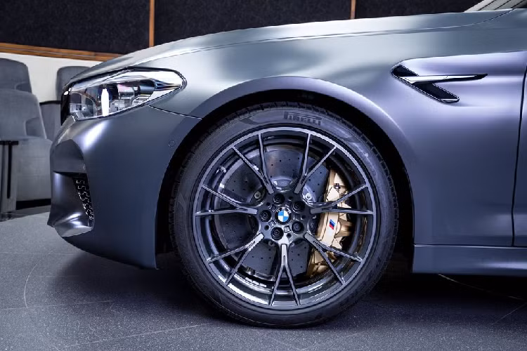 Ngoài lớp sơn mờ đầy nam tính, các điểm nhấn của M5 còn xuất hiện trên bộ vành M hợp kim nhẹ, kích thước 20-inch mang màu Xám Graphite, các kẹp phanh màu vàng đồng và tấm trần từ sợi carbon.