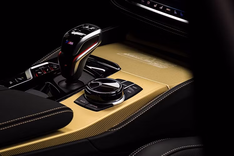 Ngoài ra còn bao gồm hàng ghế trước tích hợp thông gió và massage, điều hòa tự động 4 vùng độc lập, …