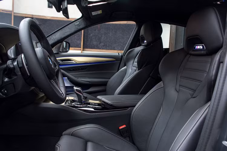 Chưa hết, phiên bản đặc biệt này còn đi kèm với Gói trang bị Executive và M Driver tiêu chuẩn bao gồm hệ thống cửa hít tự động, rèm cửa số sau chỉnh điện.