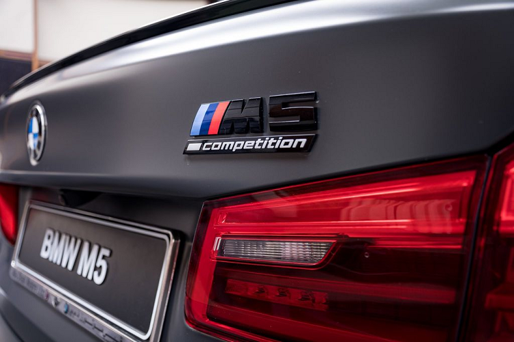 Cuối cùng, chiếc BMW M5 Edition đặc biệt phiên bản 35 Years Jahre được phát triển dựa trên M5 Competition, sở hữu khối động cơ V8 4.4 lít Twin-Turbo với công suất cực đại 617 mã lực tại 6.000 vòng/phút và 750 Nm tại dải vòng tua từ 1.800 tới 5.800 vòng/phút.