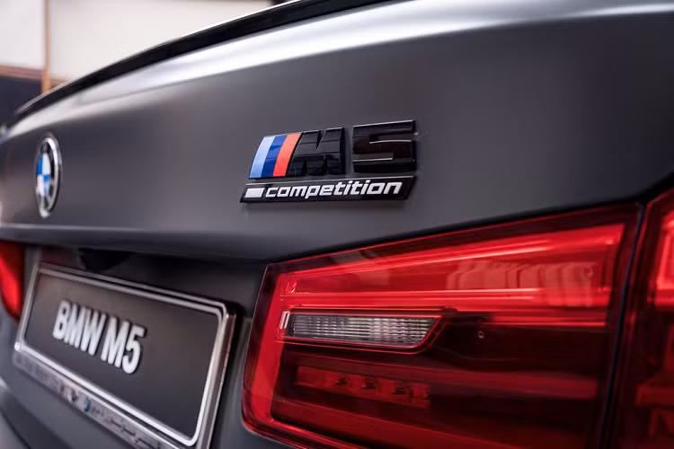 Cuối cùng, chiếc BMW M5 Edition đặc biệt phiên bản 35 Years Jahre được phát triển dựa trên M5 Competition, sở hữu khối động cơ V8 4.4 lít Twin-Turbo với công suất cực đại 617 mã lực tại 6.000 vòng/phút và 750 Nm tại dải vòng tua từ 1.800 tới 5.800 vòng/phút.