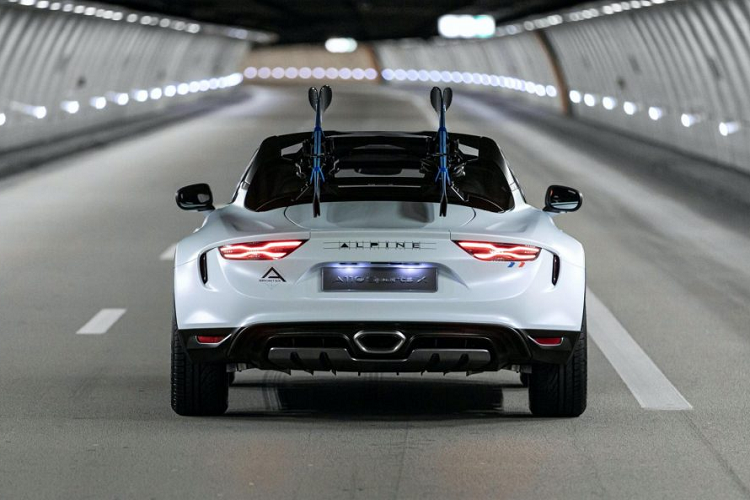 Thêm vào đó, khoảng sáng gầm cũng được tăng thêm đến 60 mm. Ngoài ra, chiếc xe Alpine A110 SportsX còn được trang bị thêm nhiều món “đồ chơi” khác như hai bóng đèn LED, sơn hai tông màu, bộ giá treo giày trượt tuyết cùng bộ mâm xe màu đen cỡ lớn với lốp Michenline Primacy 3.