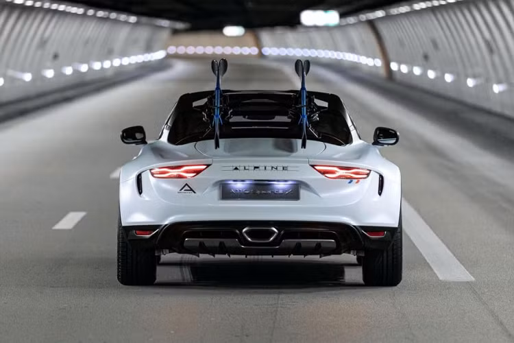 Thêm vào đó, khoảng sáng gầm cũng được tăng thêm đến 60 mm. Ngoài ra, chiếc xe Alpine A110 SportsX còn được trang bị thêm nhiều món “đồ chơi” khác như hai bóng đèn LED, sơn hai tông màu, bộ giá treo giày trượt tuyết cùng bộ mâm xe màu đen cỡ lớn với lốp Michenline Primacy 3.