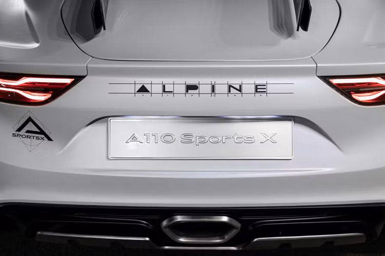 Ở chiếc xe này, nó có được một ngoại hình được nâng cấp với bộ áo thân rộng, rộng hơn đến 80 mm so với những chiếc A110 thông thường cùng với cản trước, cản sau lớn hơn và hai miếng ốp hông được đặt dưới cửa.